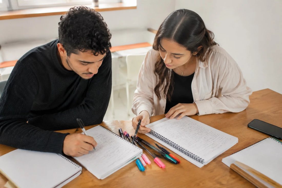 Estudantes de mochila conversando no corredor de uma universidade